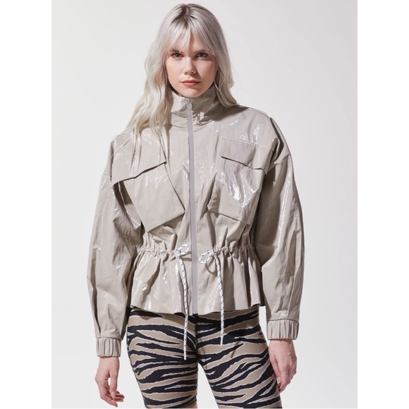 MICHI ARES GLOSS HIGH COLLAR UTILITY JACKET. LUXURY PERFORMANCE ATHLETIC WEAR. - Picture 4 of 16